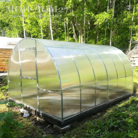 Теплица Восточная Усиленная 4 метра с поликарбонатом | Мой-Дом27 | Каркас изготовлен из оцинкованной замкнутой трубы 20*20 мм.<br>
 Ширина - 3&nbsp;метра. Высота - 2,1 метра. Длина 4 метра.&nbsp;<br>
 Выдерживаемая снеговая нагрузка - 150 кг/м2. Выдерживаемая ветровая нагрузка - до 20 м/с.<br>
 Расстояние между дугами 0,65&nbsp;метра.&nbsp;Толщина металла дуг 1,2 мм.&nbsp;Ширина двери 0,96 метра.<br>